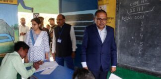 Bokaro News: परीक्षा केंद्र पर DC-DDC का औचक धावा, अव्यवस्था देख भड़के अधिकारी, 4 शिक्षकों पर गिरी गाज!