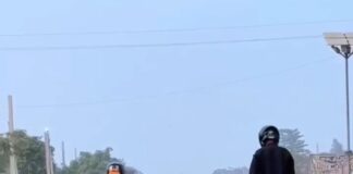 Naugachia News: फोर लेन पर ‘मौत की रील’, एक पहिए पर जिंदगी दांव पर लगाकर बना रहे वीडियो, प्रशासन बेखबर Bihar News Deshaj Times