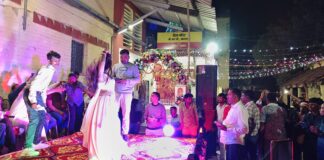 Bhagalpur News: शिवरात्रि पर मंदिर में बार-बालाओं का अश्लील डांस, GRP जवान ने लगाए ठुमके और लुटाए नोट, वीडियो वायरल! Bihar News Deshaj Times