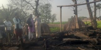 Darbhanga News: कुशेश्वरस्थान में भीषण Fire Accident, आग की लपटों ने मचाया तांडव, 11 घर जलकर राख! Bihar News Deshaj Times