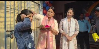 Bhagalpur Matric Exam: गुलाब और तिलक लगाकर हुआ छात्रों का भव्य स्वागत, बोले- ‘कलम तोड़कर लिखेंगे’ Bihar News Deshaj Times