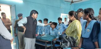 Bhagalpur News: DDC प्रदीप सिंह का तूफानी दौरा, बच्चों संग खाया खाना, पढ़िए व्यवस्था की नब्ज टटोली