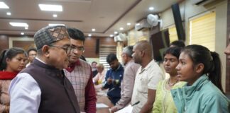 Bokaro News: जनता दरबार में DC Ajay Nath Jha ने सुनी 41 फरियादें, अधिकारियों को दिए सख्त निर्देश, कहा- तुरंत हो समाधान!