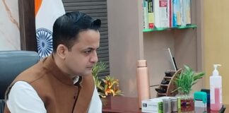 Madhubani News: DM Anand Sharma का एक्शन मोड, 5 MO पर गिरी गाज, वेतन रोक पूछा- eKYC में फिसड्डी क्यों?