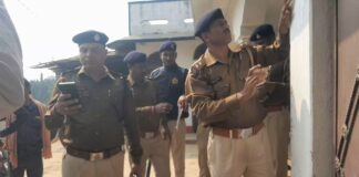 Darbhanga News: कमतौल Kidnapping Case में बड़ा एक्शन…नाबालिग के अपहरणकर्ताओं के घर बजी डुगडुगी, पुलिस ने इश्तेहार चिपकाकर दी आखिरी चेतावनी!