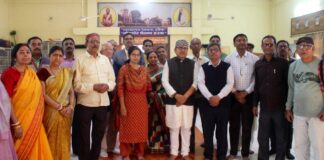 Bokaro News: जब रामकृष्ण परमहंस की भक्ति में डूबे DC-DDC, पुष्प अर्पित कर दिया बड़ा संदेश