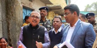 Bokaro Voter Slip Distribution: अफसर ने खुद संभाला मोर्चा, घर-घर जाकर पूछा- पर्ची मिली? बुजुर्गों-दिव्यांगों के लिए दिए खास निर्देश Bihar News Deshaj Times