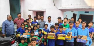 Darbhanga News: मूक-बधिर बच्चों के चेहरों पर दौड़ी मुस्कान, नंगे पांव स्कूल आने की मजबूरी हुई खत्म, मिला जूते-चप्पल का तोहफा