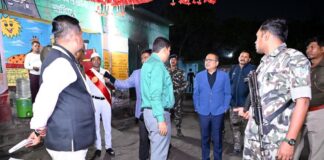 Bokaro News: चुनाव से एक रात पहले एक्शन में दिखे DC Ajay Nath Jha, बूथ-बूथ जाकर परखी व्यवस्थाएं, अधिकारियों को दिए कड़े निर्देश