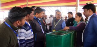 Bokaro News: लोकतंत्र के रण के लिए सजी बिसात, 201 केंद्रों के लिए मतदानकर्मी रवाना, जानें पूरी तैयारी