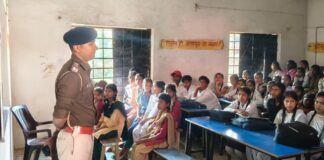 Darbhanga News: घनश्यामपुर में पुलिस की Cyber Crime Awareness की ‘पाठशाला’, SHO आलोक ने बच्चों को सिखाए ऑनलाइन फ्रॉड से बचने के गुर, बोले- एक गलती और खाता खाली!