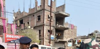 Bhagalpur News: अकबरनगर में Police Awareness Campaign… पुलिस की गांधीगिरी, नियम तोड़ने वालों को चालान नहीं गुलाब का फूल देकर सिखाया पाठ