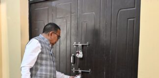 Bokaro News: EVM वेयरहाउस में अचानक पहुंचे DC Ajay Nath Jha, CCTV से लेकर सुरक्षा तक सब कुछ खंगाला, दिए सख्त निर्देश