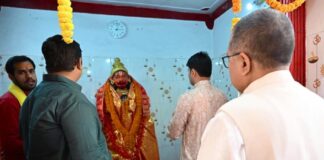 Bokaro News: भक्ति में डूबे डीसी और एसपी, जिले की शांति के लिए संकट मोचन मंदिर में गूंजा हरि नाम, जानें पूरा मामला