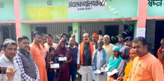 Darbhanga News: आपदा पीड़ितों के मुरझाए चेहरों पर लौटी मुस्कान, विधायक ने बांटे 12.36 लाख के चेक, जानिए किसे मिली कितनी राशि Bihar News Deshaj Times