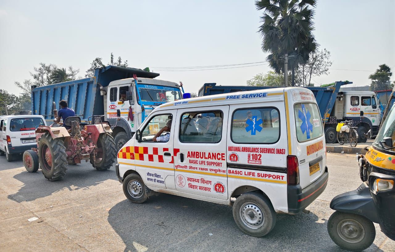 Bhagalpur News: सन्हौला में जिद्दी ट्रक चालक की दादागिरी, जाम में फंसी रही जिंदगी की सांसें, घंटों चीखती रही एंबुलेंस! पढ़िए जाम में फंसी सायरन, हलकान बच्चे