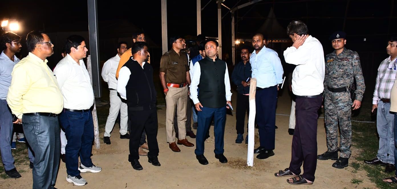 Bhagalpur News: CM Nitish की आहट से दौड़ा प्रशासन, DM नवीन ने बैजानी में डाला डेरा, जानिए क्या है पूरा मामला | Deshaj Times Bhagalpur News: CM Nitish की आहट से दौड़ा प्रशासन, DM नवीन ने बैजानी में डाला डेरा, जानिए क्या है पूरा मामला