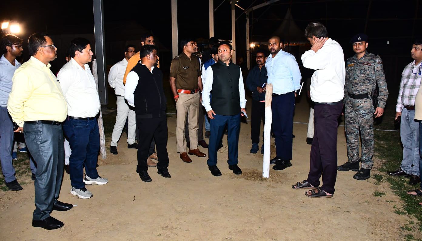 Bhagalpur News: CM Nitish की आहट से दौड़ा प्रशासन, DM नवीन ने बैजानी में डाला डेरा, जानिए क्या है पूरा मामला | Deshaj Times Bhagalpur News: CM Nitish की आहट से दौड़ा प्रशासन, DM नवीन ने बैजानी में डाला डेरा, जानिए क्या है पूरा मामला