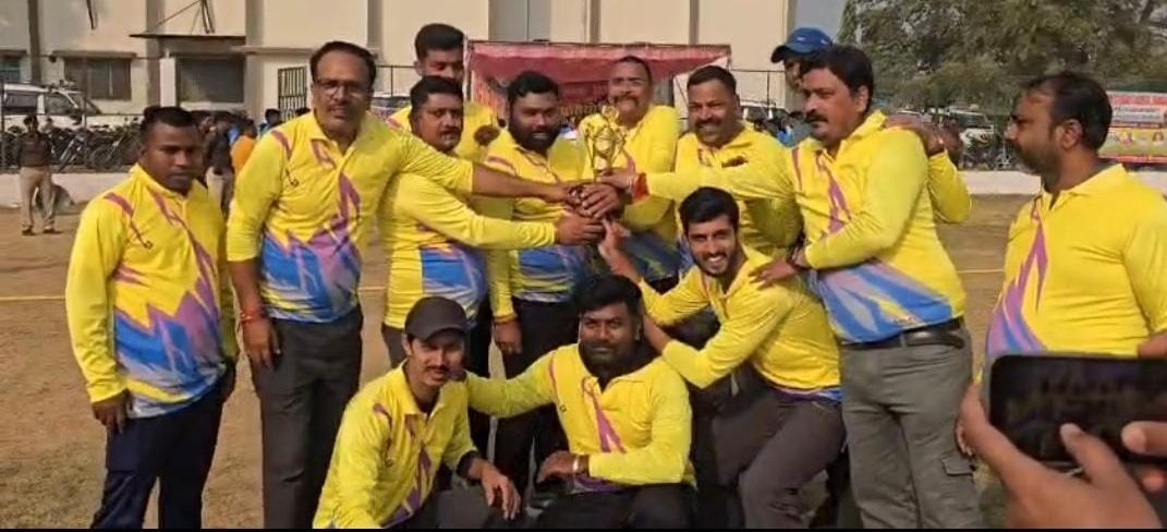 Bhagalpur News: कलम के सिपाहियों ने बल्ले से मचाया गदर! रोमांचक मुकाबले में प्रशासन को 17 रनों से दी मात... पढ़िए प्रशासन, पत्रकार एकादश, सैनडिस स्टेडियम और चंदू की तूफानी पारी | Deshaj Times Bhagalpur News: कलम के सिपाहियों ने बल्ले से मचाया गदर! रोमांचक मुकाबले में प्रशासन को 17 रनों से दी मात... पढ़िए प्रशासन, पत्रकार एकादश, सैनडिस स्टेडियम और चंदू की तूफानी पारी