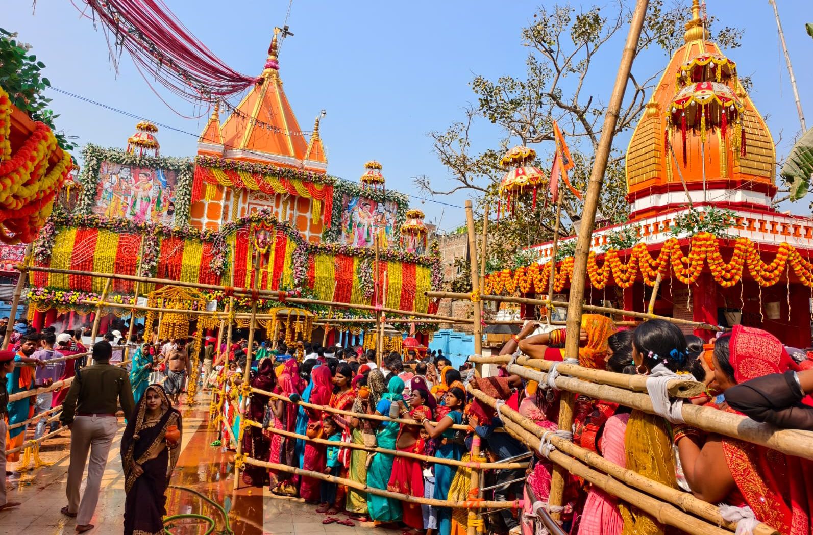 Darbhanga Mahashivratri: प्रशासनिक अनुमानों के बांध टूट गए... शिवनगरी कुशेश्वरस्थान में उमड़ा जनसमूह का सागर... ब्रह्म मुहूर्त से गूंजा मिथिला का देवघर