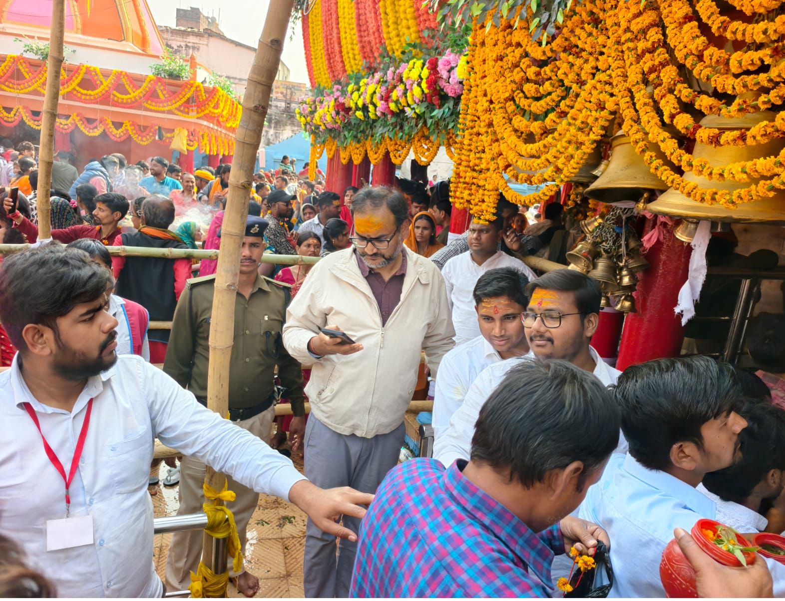 Darbhanga Mahashivratri: प्रशासनिक अनुमानों के बांध टूट गए... शिवनगरी कुशेश्वरस्थान में उमड़ा जनसमूह का सागर... ब्रह्म मुहूर्त से गूंजा मिथिला का देवघर