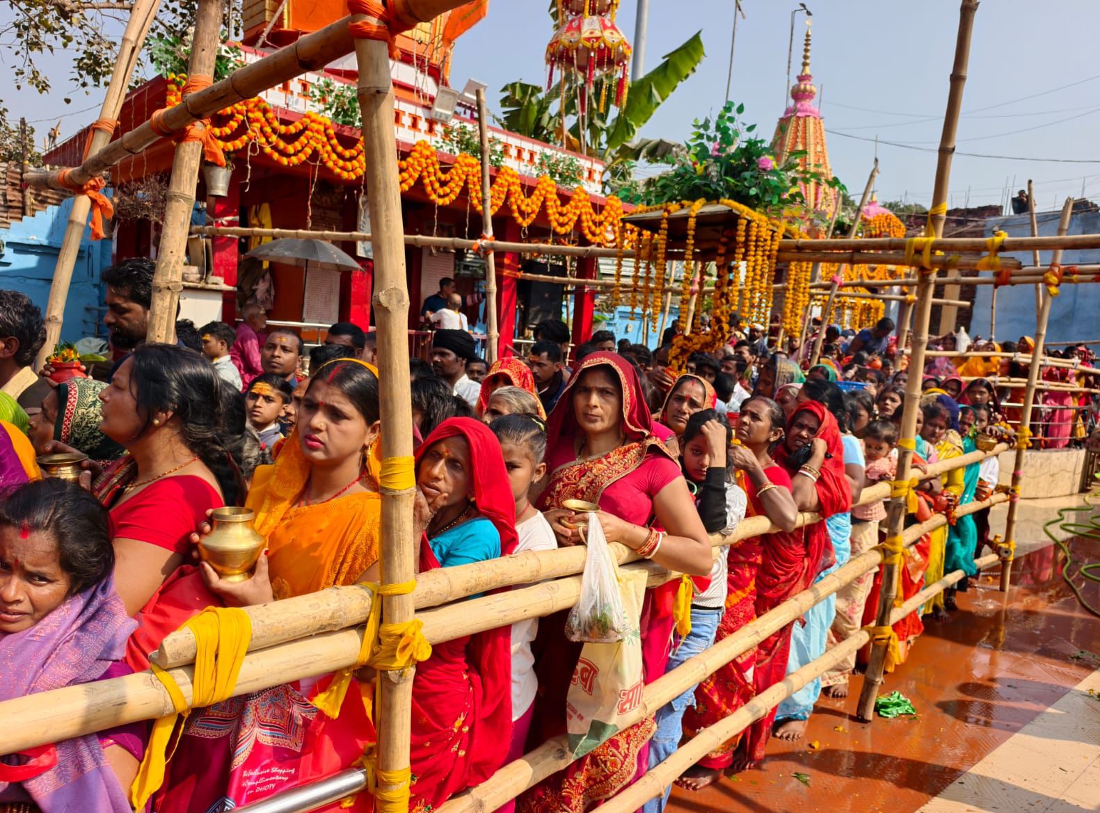 Darbhanga Mahashivratri: प्रशासनिक अनुमानों के बांध टूट गए... शिवनगरी कुशेश्वरस्थान में उमड़ा जनसमूह का सागर... ब्रह्म मुहूर्त से गूंजा मिथिला का देवघर | Deshaj Times Darbhanga Mahashivratri: प्रशासनिक अनुमानों के बांध टूट गए... शिवनगरी कुशेश्वरस्थान में उमड़ा जनसमूह का सागर... ब्रह्म मुहूर्त से गूंजा मिथिला का देवघर