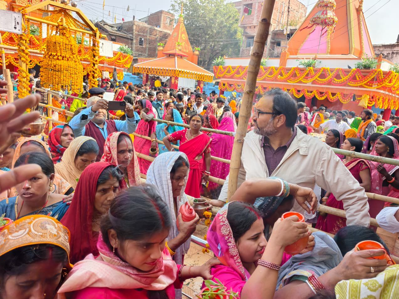 Darbhanga Mahashivratri: प्रशासनिक अनुमानों के बांध टूट गए... शिवनगरी कुशेश्वरस्थान में उमड़ा जनसमूह का सागर... ब्रह्म मुहूर्त से गूंजा मिथिला का देवघर