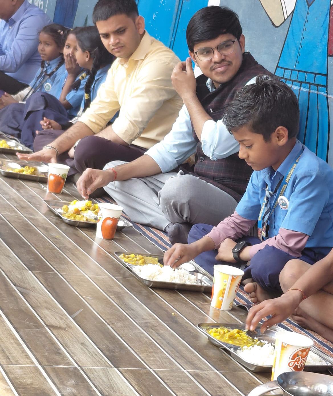 Bhagalpur News: DDC प्रदीप सिंह का तूफानी दौरा, बच्चों संग खाया खाना, पढ़िए व्यवस्था की नब्ज टटोली | Deshaj Times Bhagalpur News: DDC प्रदीप सिंह का तूफानी दौरा, बच्चों संग खाया खाना, पढ़िए व्यवस्था की नब्ज टटोली