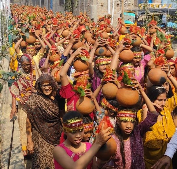 Darbhanga News: नवादा में भगवान वेंकटेश के सिंहासन प्रतिष्ठा महोत्सव का भव्य आगाज, 108 कन्याओं ने निकाली कलश यात्रा, पूरा Benipur भक्ति में सराबोर