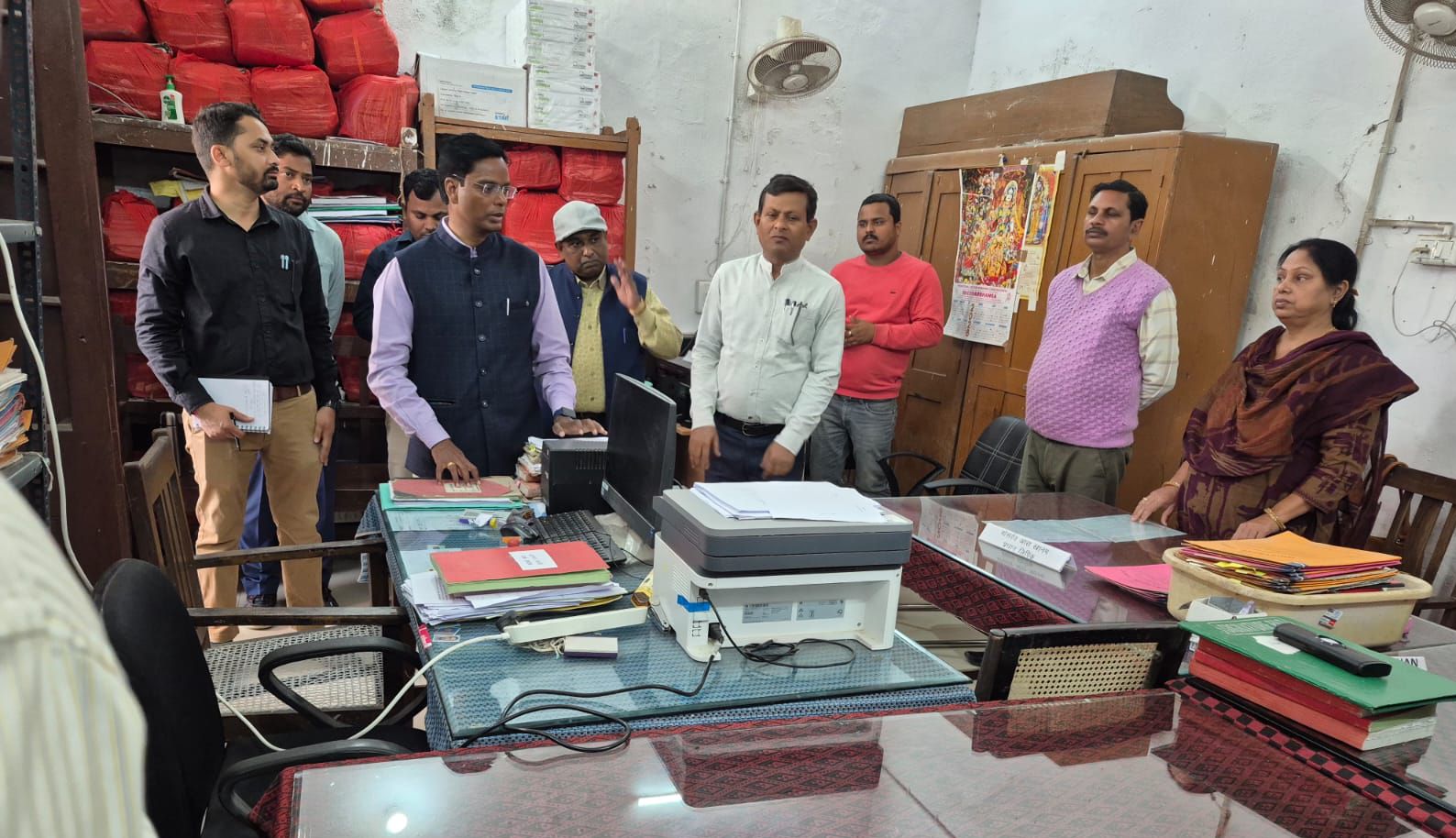 Darbhanga News : जब Sunday को भी दिखा DM Kaushal Kumar का एक्शन मोड! हर कार्यालय में बनेगा "वर्क एरिया" और मॉडल हॉल", पढ़िए... फाइलों से लेकर छत तक की पड़ताल | Deshaj Times Darbhanga News : जब Sunday को भी दिखा DM Kaushal Kumar का एक्शन मोड! हर कार्यालय में बनेगा "वर्क एरिया" और मॉडल हॉल", पढ़िए... फाइलों से लेकर छत तक की पड़ताल