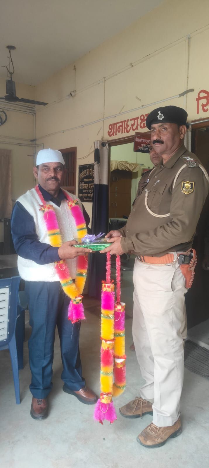 Darbhanga News: जाबाज अफसर परवेज की विदाई पर नम हुईं सबकी आंखें, साथियों ने कहा- आपकी ईमानदारी अमर रहेगी