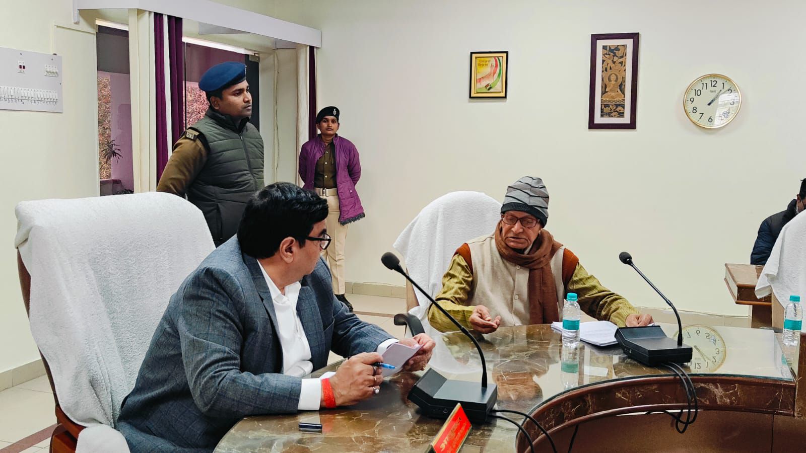 Darbhanga News: दरभंगा कमिश्नर हिमांशु के दरबार में जब गूंजी फरियादियों की आवाज, साहब के एक आदेश से अफसरों में मचा हड़कंप, पढ़ें 15 मामलों का सुकून