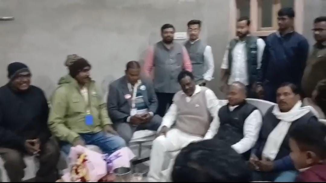 Bhagalpur News: सुल्तानगंज में Lieutenant Arun Kumar का दोहरी खुशी का दिन... लेफ्टिनेंट अरुण कुमार के सेवानिवृत्ति पर जश्न... जन्मदिन का केक काट मनाया उत्सव, पहुंचे कई दिग्गज