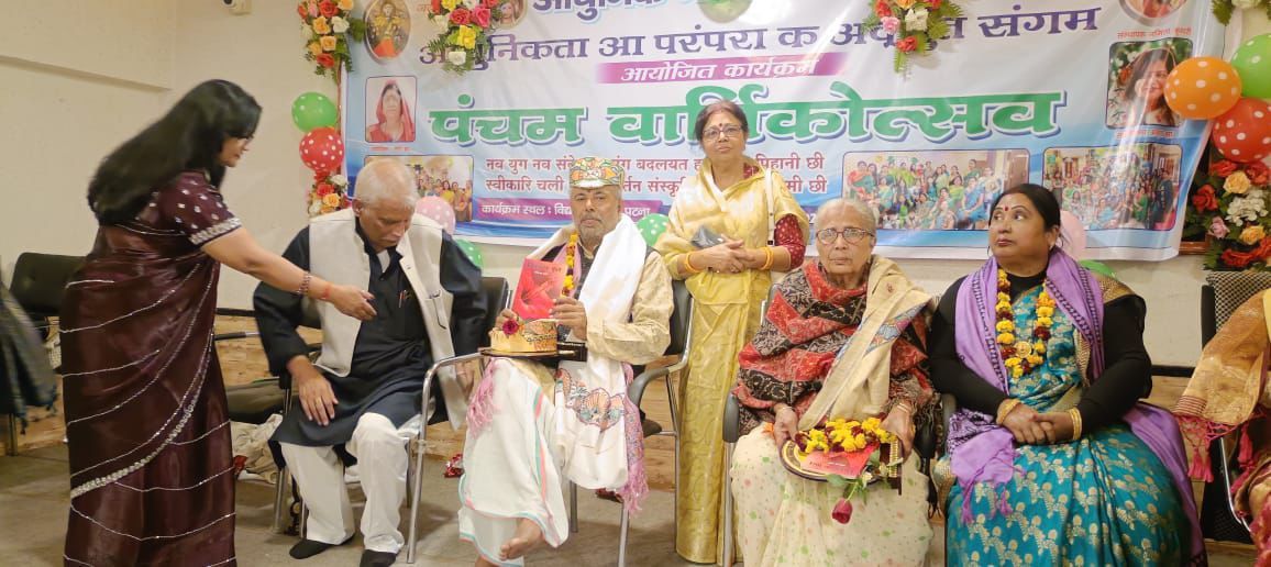 Maithili Poetry: 'चिनवारक फूल' से प्रतिमा झा 'प्रांशी' ने रौशन किया मैथिली भजन का आकाश! पढ़िए संग्रहणीय, गेय और सर्वथा सराहनीय 'चिनवारक फूल'