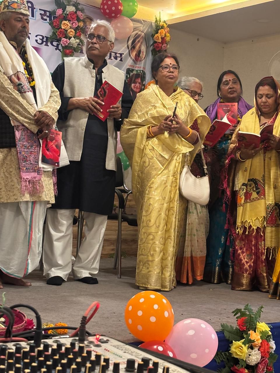 Maithili Poetry: 'चिनवारक फूल' से प्रतिमा झा 'प्रांशी' ने रौशन किया मैथिली भजन का आकाश! पढ़िए संग्रहणीय, गेय और सर्वथा सराहनीय 'चिनवारक फूल'