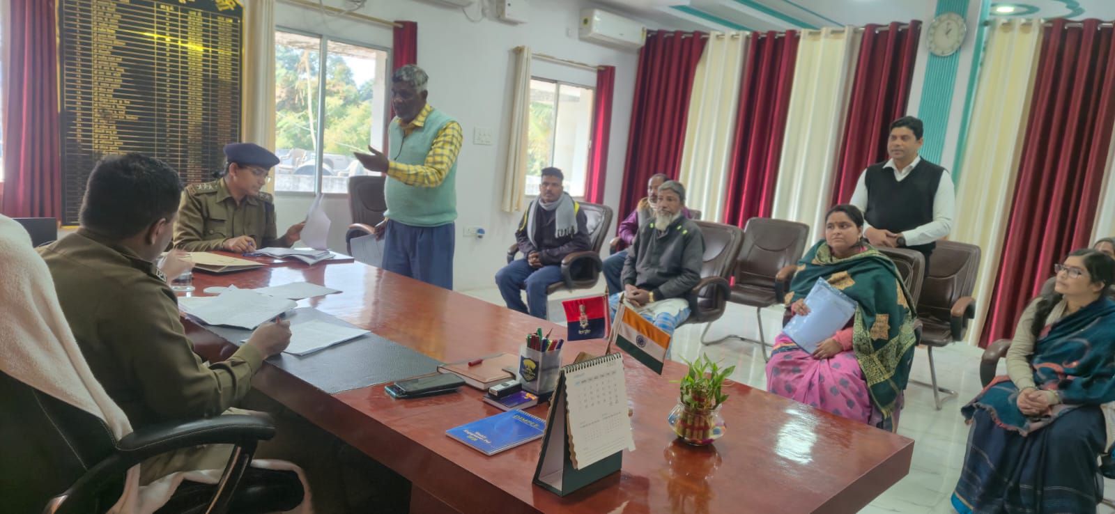 Madhubani News: DM Anand Sharma के दरबार में लगी शिकायतों की झड़ी, भू-माफिया से लेकर आवास योजना तक... पढ़िए पूरी खबर