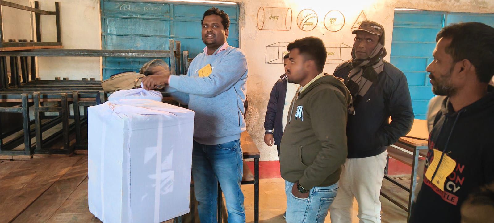 Darbhanga News: दिखा Jale PACS Election में वोटर्स का उत्साह... जाले पैक्स चुनाव पांच पंचायतों में शांतिपूर्ण, जानें तस्वीरों से चुनावी हलचल... रिज़ल्ट की तारीख