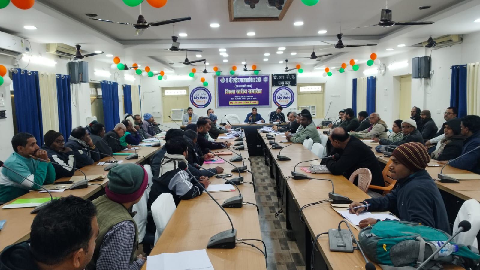 Madhubani News: कलेक्ट्रेट में बाबुओं के पेंच कसे, DM Anand Sharma के निर्देश पर व्यवस्था की नब्ज कसनी शुरू... पढ़िए पारदर्शिता, गति और जवाबदेही