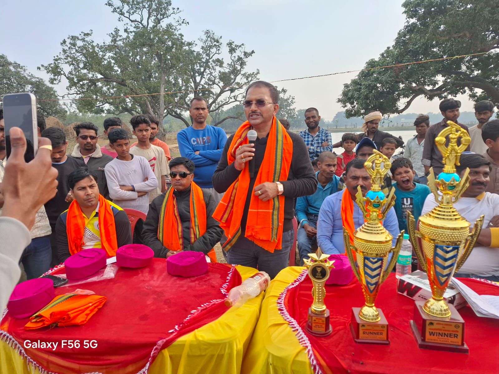 Darbhanga News: कलम और जनादेश के बीच घमासान, तारडीह में रोमांचक Cricket Match में जनप्रतिनिधि एकादश बना चैंपियन