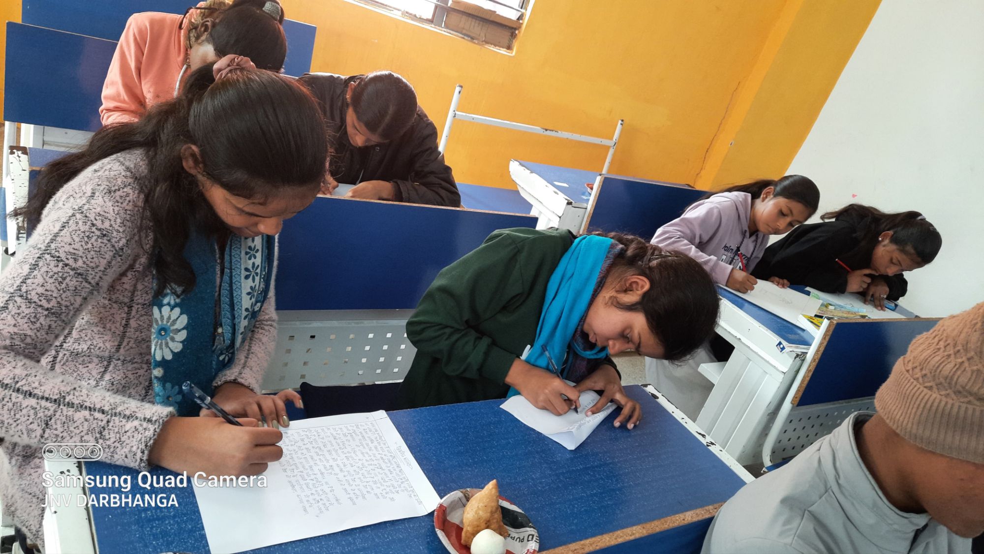 Darbhaga News: अभी PM Modi नहीं आएंगे Darbhanga... यहां के बच्चे जाएंगे PM Modi के गांव... पढ़िए केवटी Prerna Utsav के मंच पर छात्रों का हुनर और Golden Chance