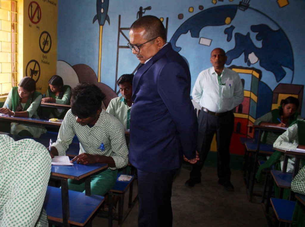 Bokaro News: परीक्षा केंद्र पर DC-DDC का औचक धावा, अव्यवस्था देख भड़के अधिकारी, 4 शिक्षकों पर गिरी गाज!