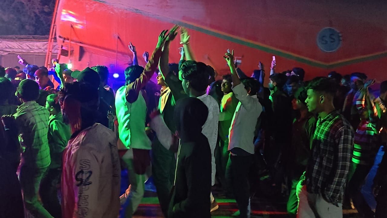 Bhagalpur News: सन्हौला में शिवभक्तों की टोली डीजे, बैंड-बाजों और ढोल-नगाड़ों की धुन पर झूमती-गाती निकली भोलेनाथ की भव्य बारात