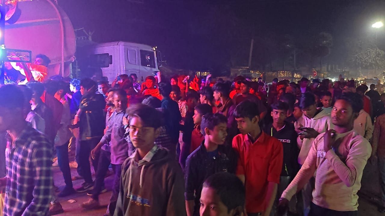 Bhagalpur News: सन्हौला में शिवभक्तों की टोली डीजे, बैंड-बाजों और ढोल-नगाड़ों की धुन पर झूमती-गाती निकली भोलेनाथ की भव्य बारात | Deshaj Times Bhagalpur News: सन्हौला में शिवभक्तों की टोली डीजे, बैंड-बाजों और ढोल-नगाड़ों की धुन पर झूमती-गाती निकली भोलेनाथ की भव्य बारात