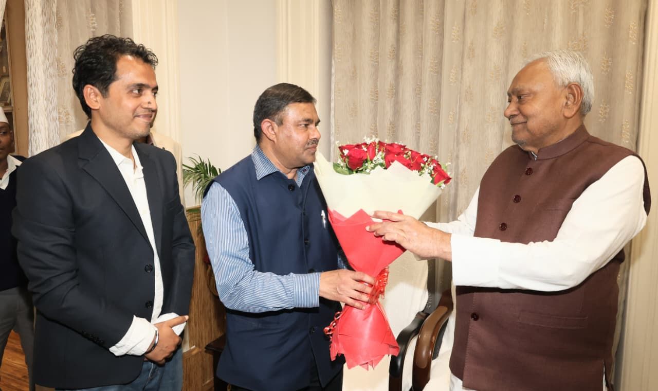 Patna News: CM Nitish से मिले ISRO के निदेशक नीलेश, क्या बिहार पकड़ने वाला है 'अंतरिक्ष' की नई उड़ान? | Deshaj Times Patna News: CM Nitish से मिले ISRO के निदेशक नीलेश, क्या बिहार पकड़ने वाला है 'अंतरिक्ष' की नई उड़ान?