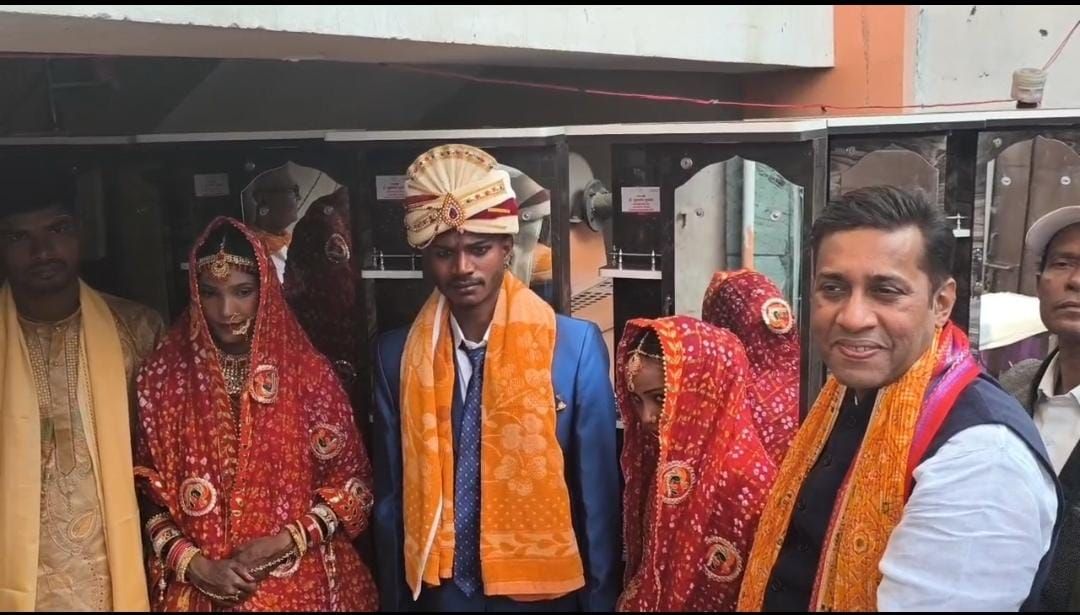 Kahalgaon News: एक मंडप में गूंजी 8 शहनाइयां, सामूहिक विवाह में 8 जोड़ों ने लिए सात फेरे, MLA शुभा नन्द मुकेश का मिला ने आशीर्वाद