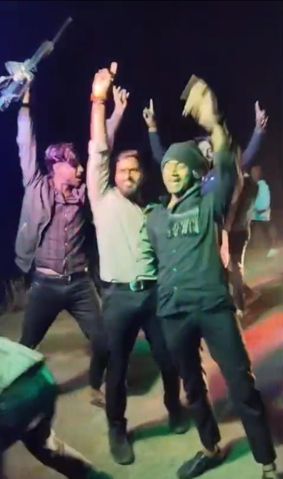 Bhagalpur News: DJ पर 'तमंचे पे डिस्को', राइफल-कट्टा लहराते युवकों का वीडियो वायरल, पुलिस महकमे में हड़कंप