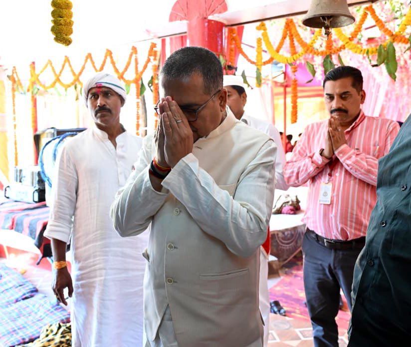 Bokaro News: भक्ति में डूबे डीसी और एसपी, जिले की शांति के लिए संकट मोचन मंदिर में गूंजा हरि नाम, जानें पूरा मामला