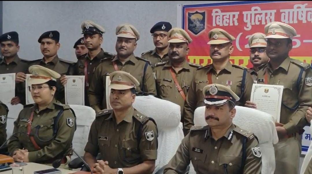 Bihar Police सम्मान समारोह: भागलपुर में 27 जांबाज अधिकारियों के सीने पर सजे मेडल, IG विवेक ने थपथपाई पीठ