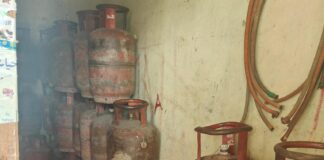 Madhubani News: मधुबनी में LPG Cylinder Black Market का भंडाफोड़, झंझारपुर किराना स्टोर, जड़ी-बूटी और किताब की दुकान… 89 गैस सिलेंडर …अब लाइसेंस रद्द की तलवार!