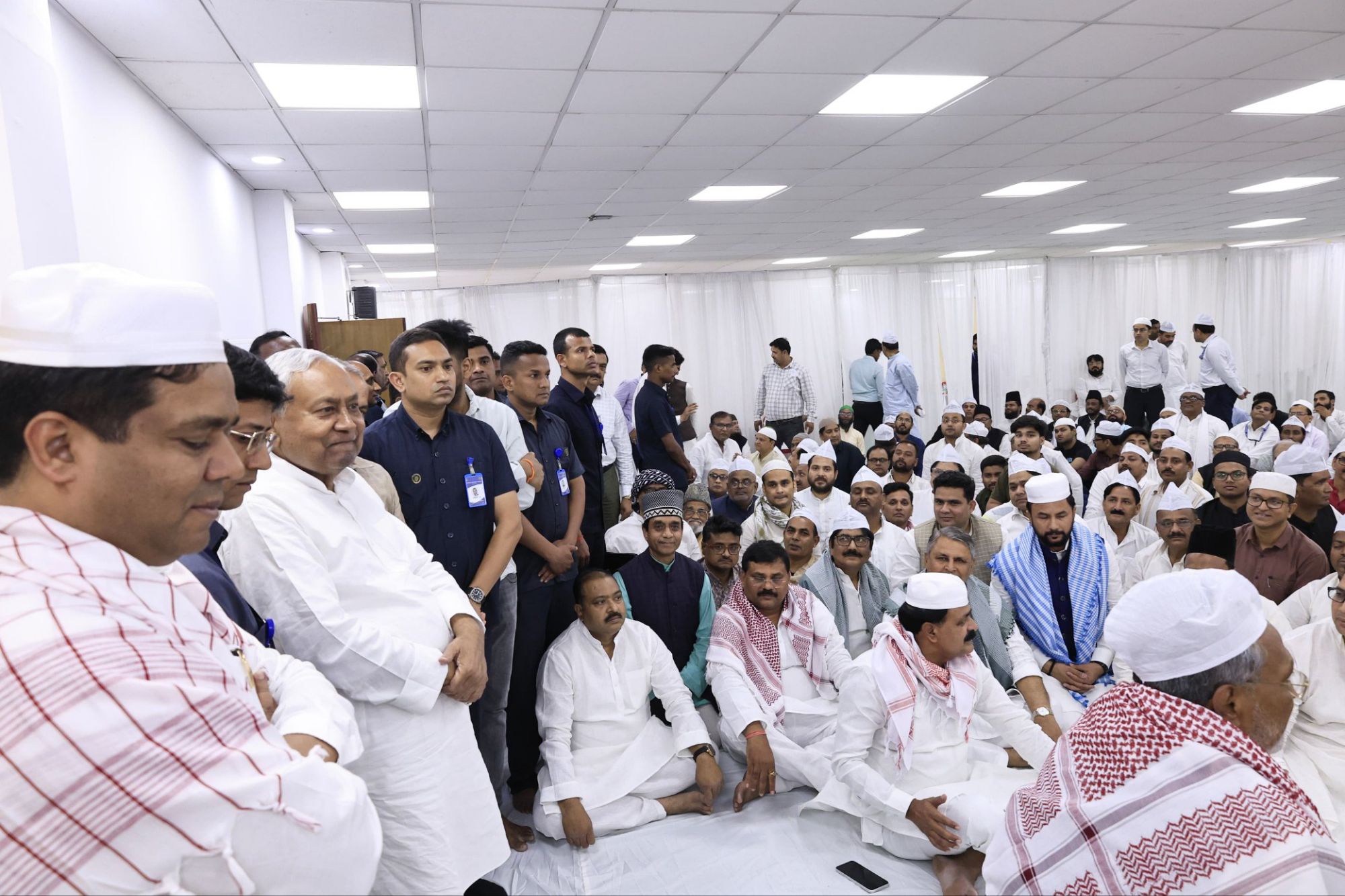 Nitish Kumar Iftar: नीतीश की दावत में 'महागठबंधन' की गर्माहट, क्या बदलेगी बिहार की सियासत?नीतीश पीछे, निशांत आगे और लगे CM बनाने के नारे